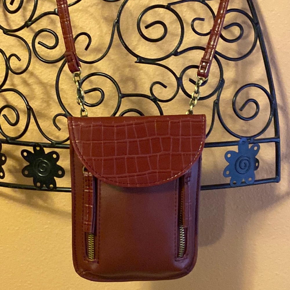 Faux leather crossbody bag with burgundy croc print